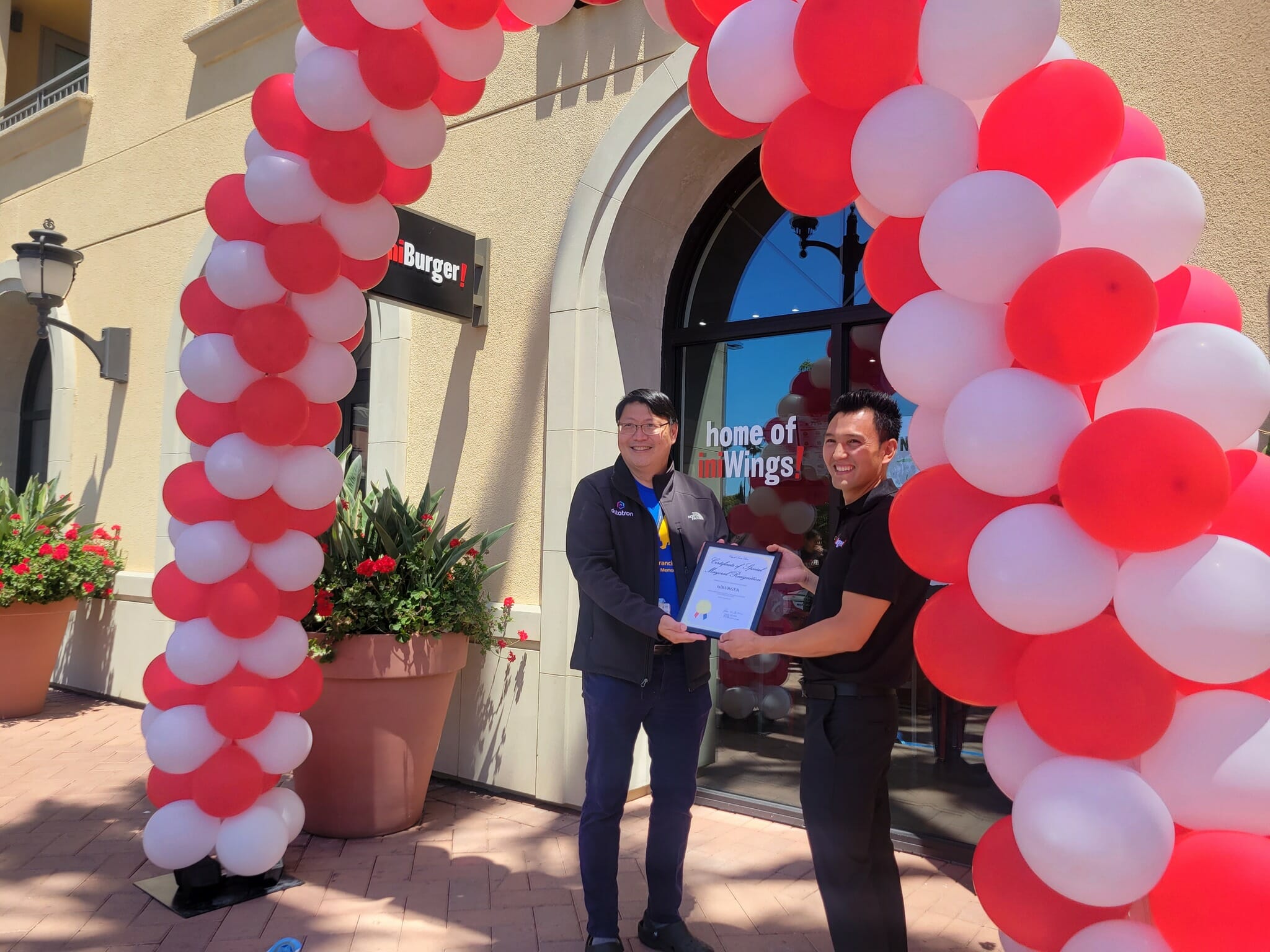 Certificate presentation at the IniBurger grand opening